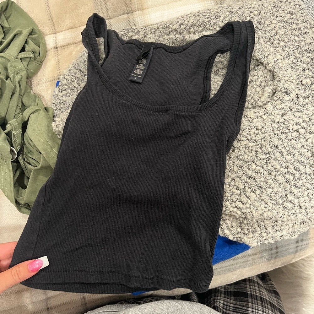 SKIMS BLACK TANKTOP SIZE SMALL